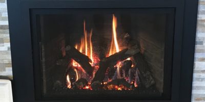 Kozy Heat Roosevelt 34 – Traditional Log – Rustic Brick Interior- Black Rectangle Front